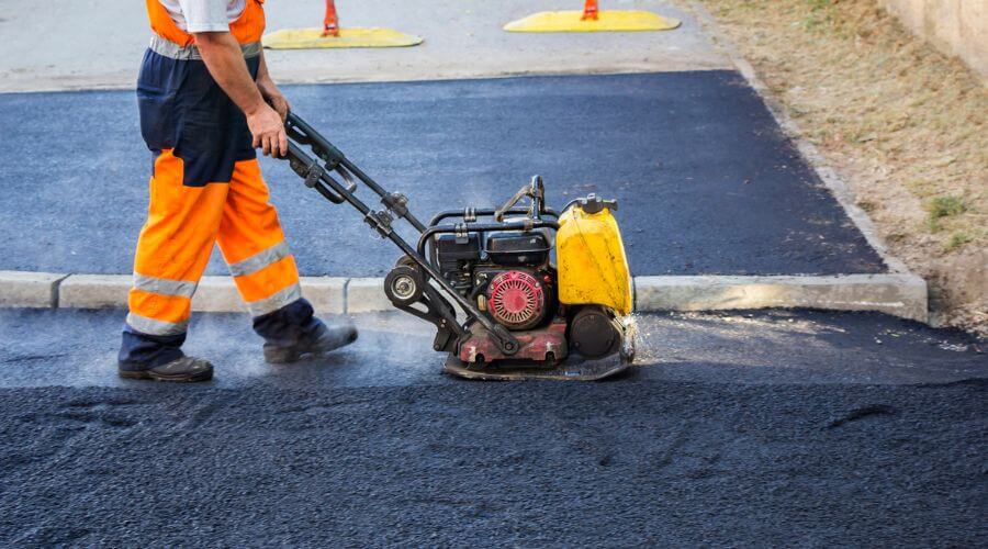 Professional gutter cleaning in Lakewood, OH